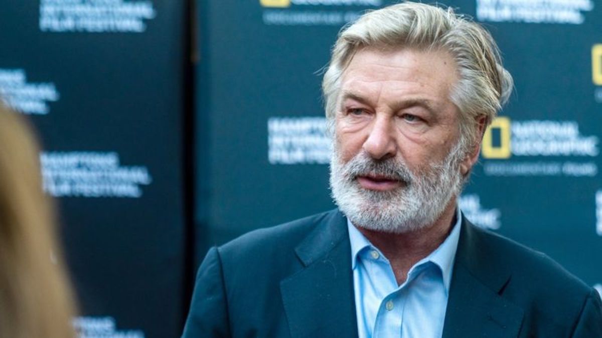 Alec Baldwin tue accidentellement une femme en plein tournage : que risque l'acteur ?